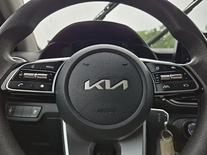 2023 Kia Forte - view 13