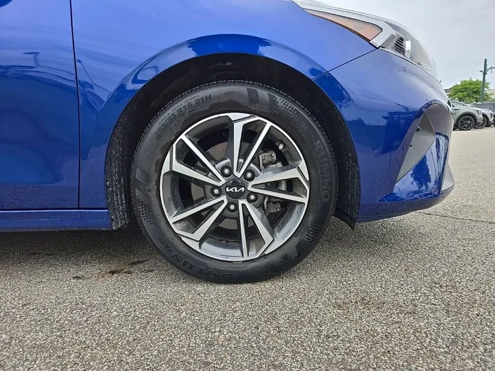 2023 Kia Forte - view 11