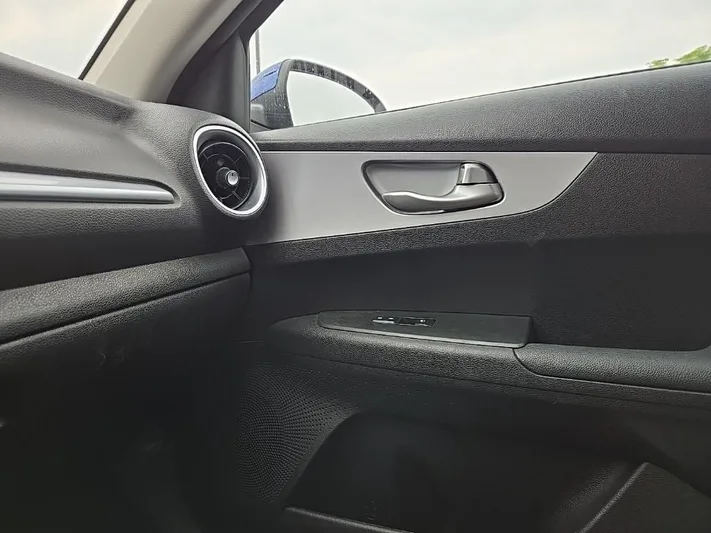 2023 Kia Forte - view 23