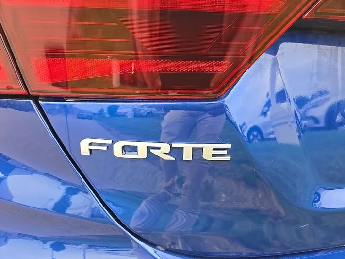 2023 Kia Forte - view 5