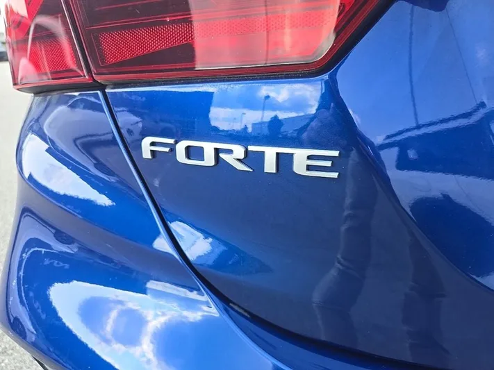 2022 Kia Forte - view 5