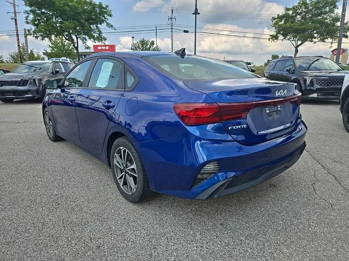 2022 Kia Forte - view 6