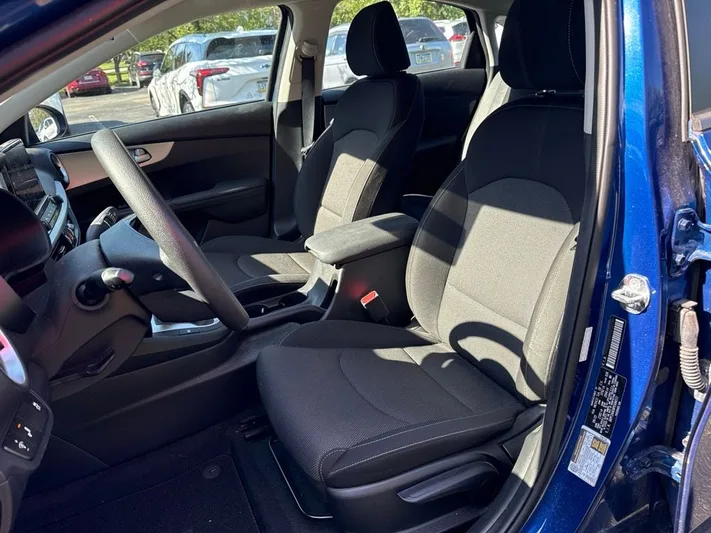 2023 Kia Forte - view 9