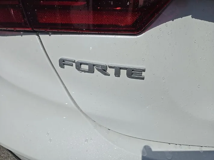 2023 Kia Forte - view 5