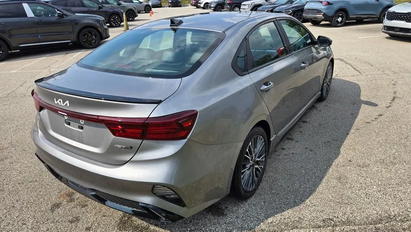 2022 Kia Forte - view 3