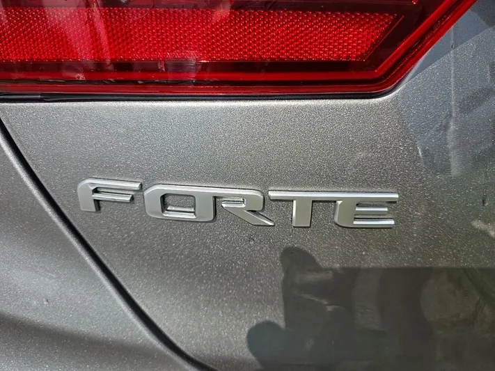 2022 Kia Forte - view 5