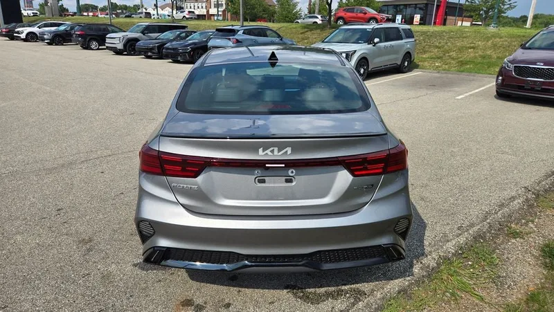 2022 Kia Forte - view 6
