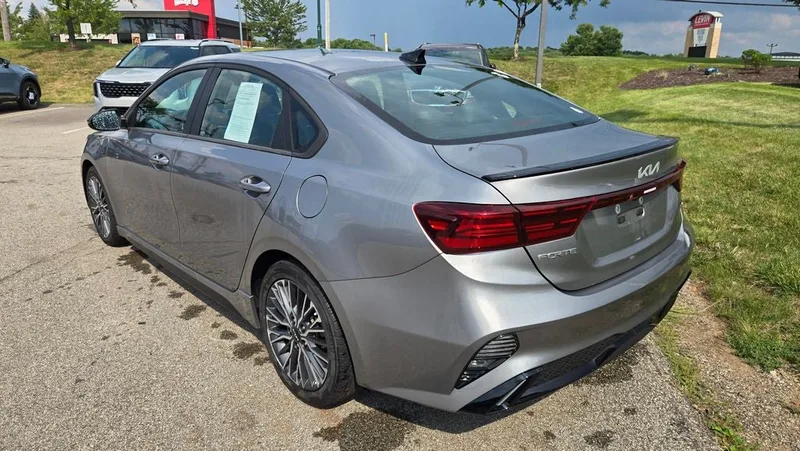 2022 Kia Forte - view 9