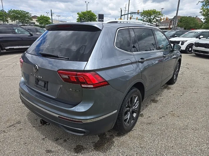 2022 Volkswagen Tiguan - view 3