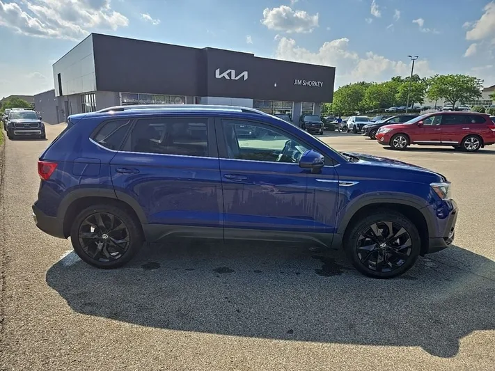 2022 Volkswagen Taos - view 2