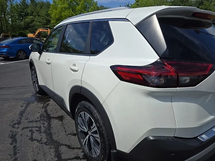 2023 Nissan Rogue - view 5