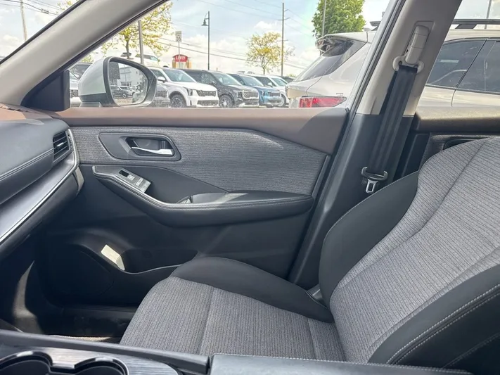 2023 Nissan Rogue - view 13