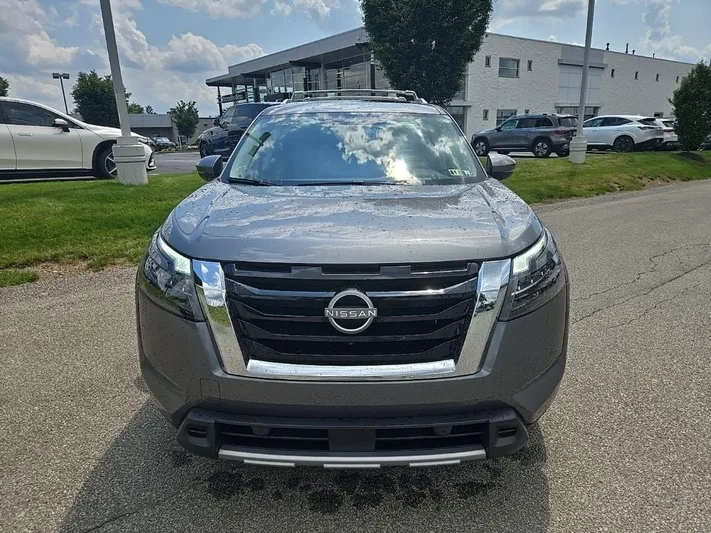 2025 Nissan Pathfinder - view 10