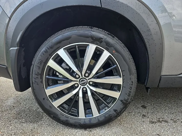 2025 Nissan Pathfinder - view 11