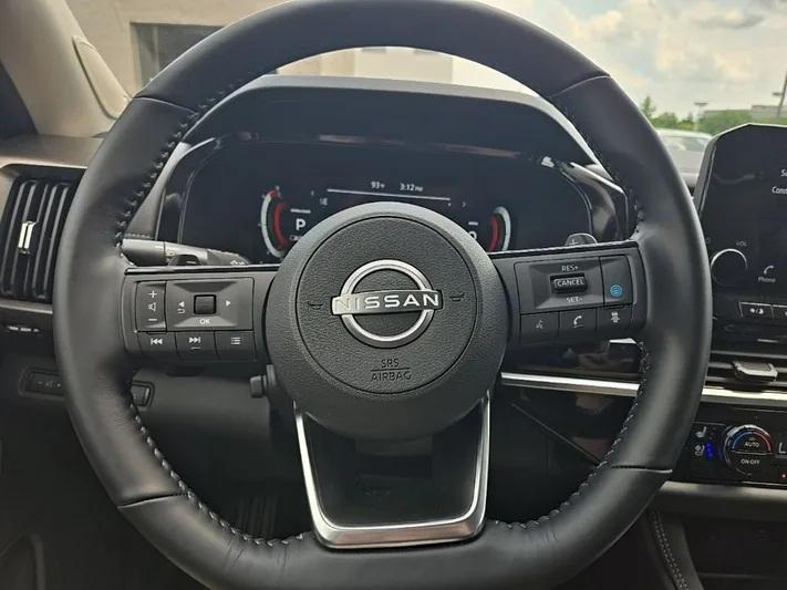2025 Nissan Pathfinder - view 12
