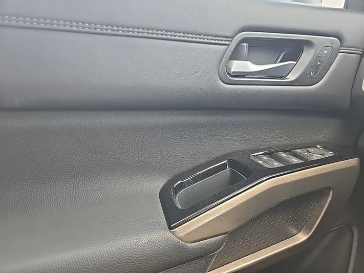 2025 Nissan Pathfinder - view 17