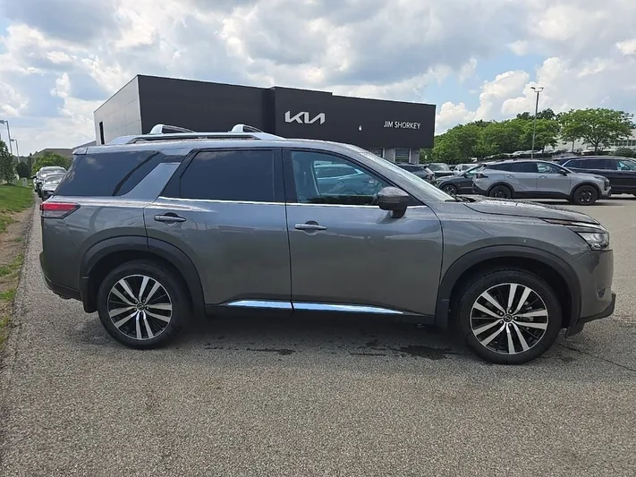 2025 Nissan Pathfinder - view 2