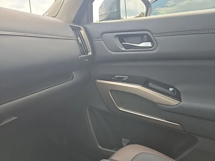 2025 Nissan Pathfinder - view 24