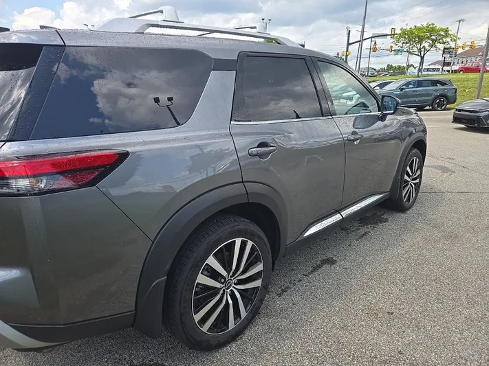 2025 Nissan Pathfinder - view 3