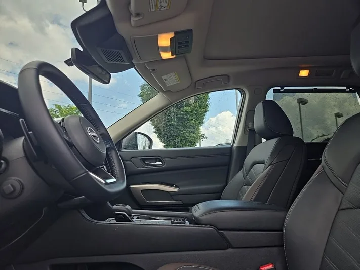 2025 Nissan Pathfinder - view 32