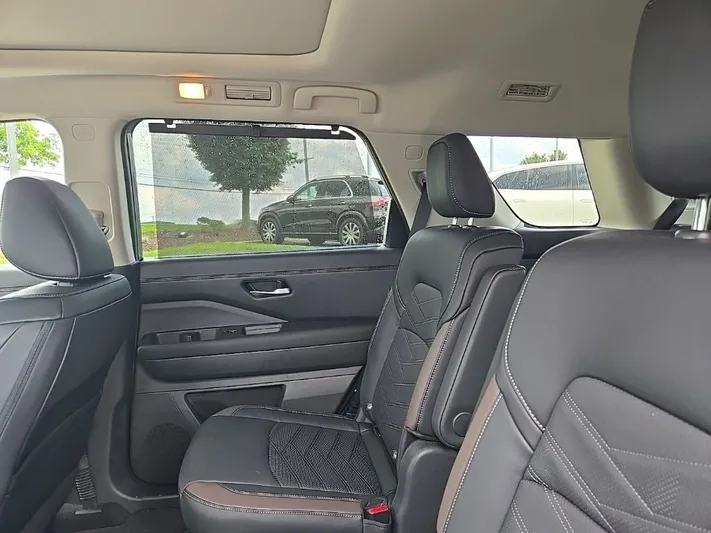 2025 Nissan Pathfinder - view 33