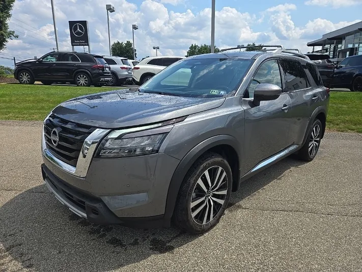 2025 Nissan Pathfinder - view 9