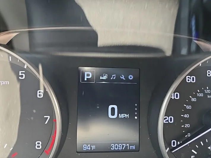 2017 Hyundai Elantra - view 18