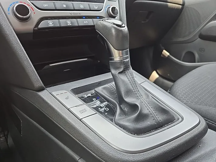 2017 Hyundai Elantra - view 24