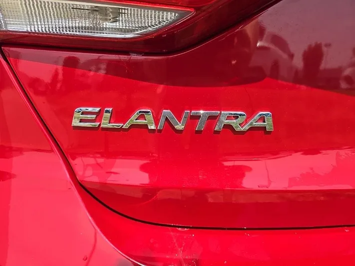 2017 Hyundai Elantra - view 6