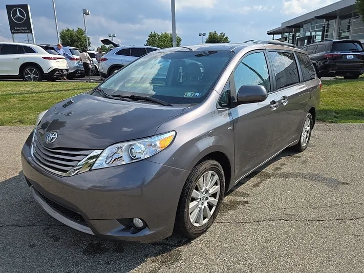 2017 Toyota Sienna - view 10
