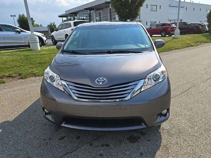 2017 Toyota Sienna - view 11