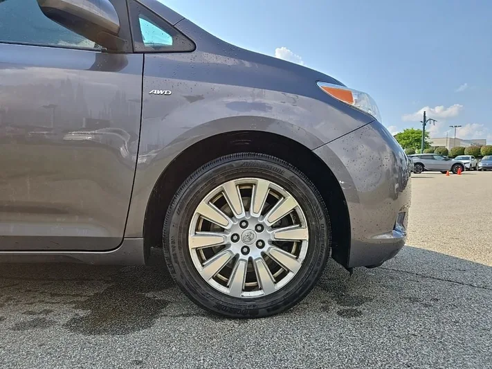 2017 Toyota Sienna - view 12
