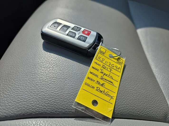 2017 Toyota Sienna - view 13