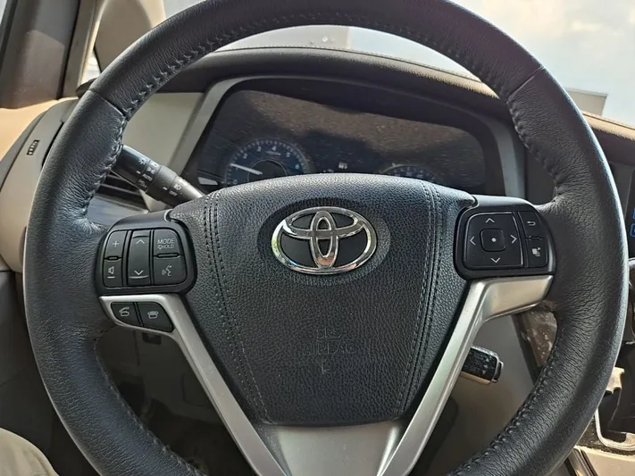 2017 Toyota Sienna - view 14