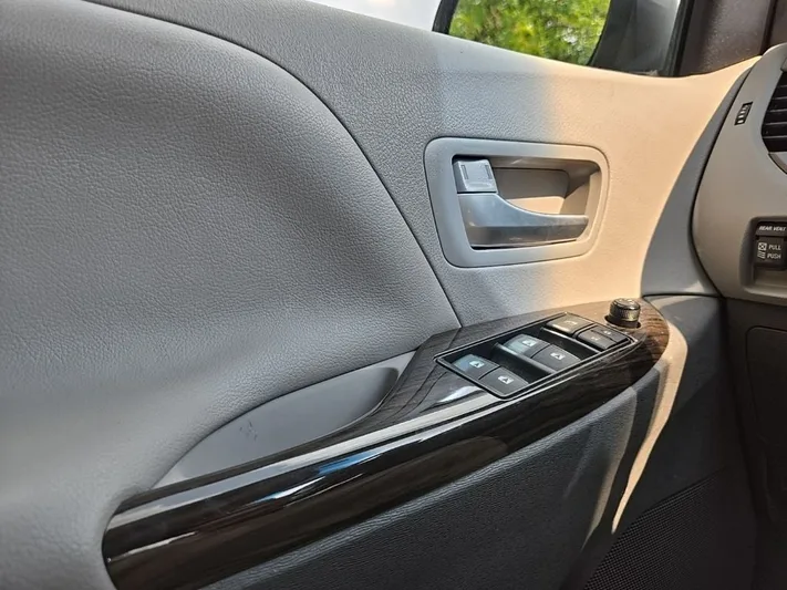 2017 Toyota Sienna - view 19