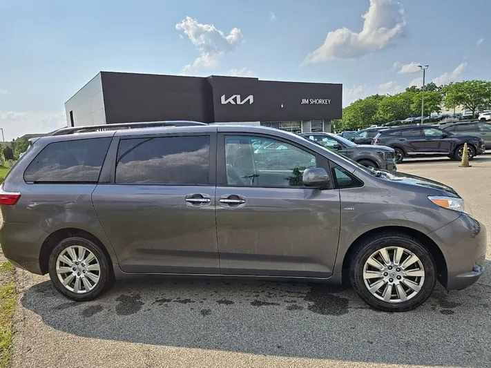 2017 Toyota Sienna - view 2