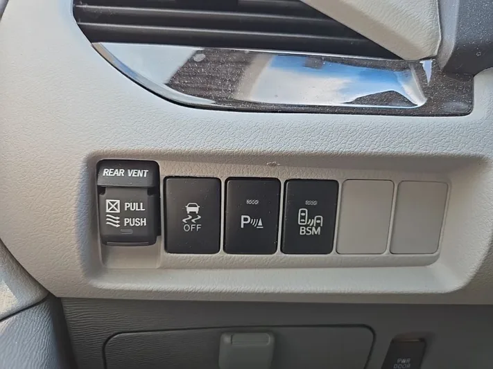 2017 Toyota Sienna - view 20