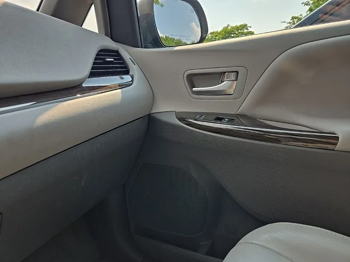 2017 Toyota Sienna - view 23