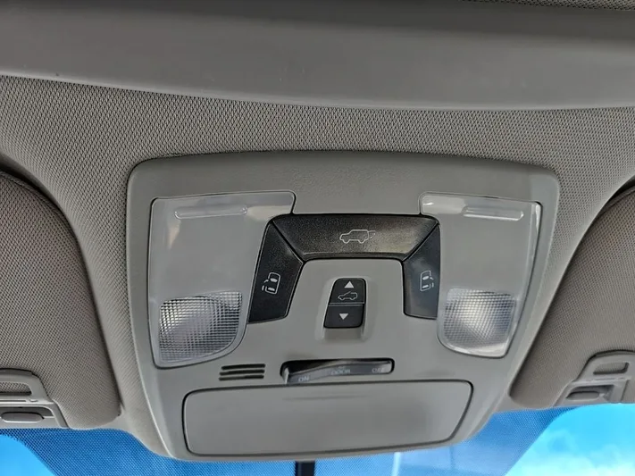 2017 Toyota Sienna - view 24