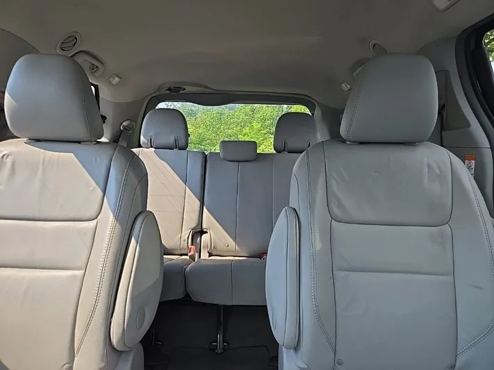 2017 Toyota Sienna - view 27