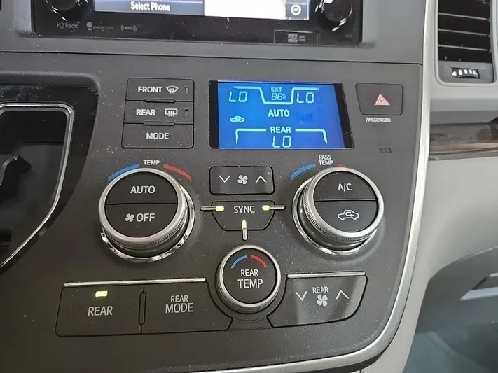 2017 Toyota Sienna - view 28