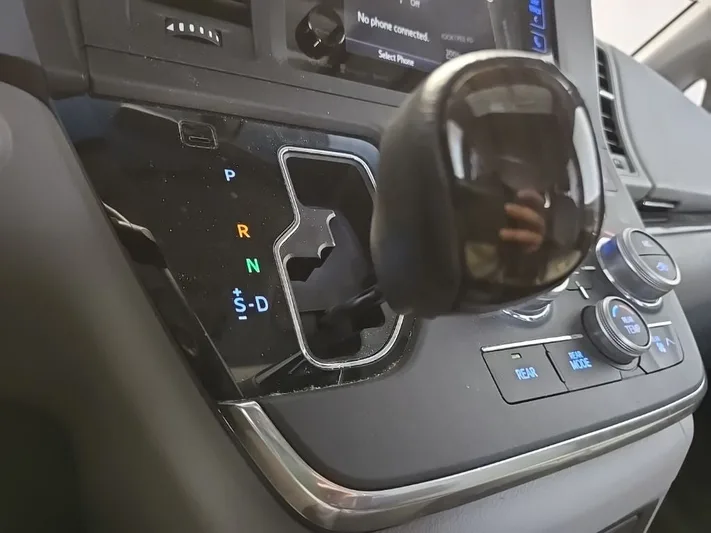 2017 Toyota Sienna - view 29