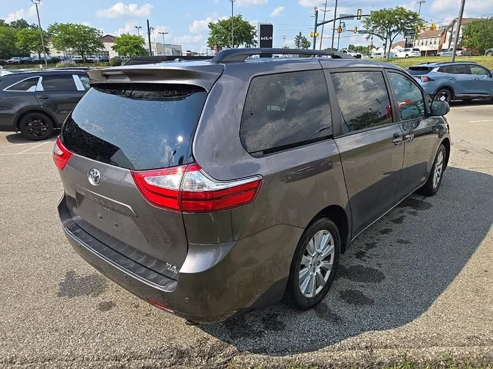 2017 Toyota Sienna - view 3