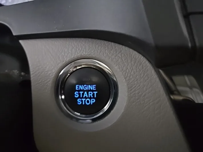 2017 Toyota Sienna - view 30