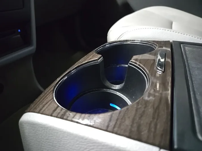2017 Toyota Sienna - view 31