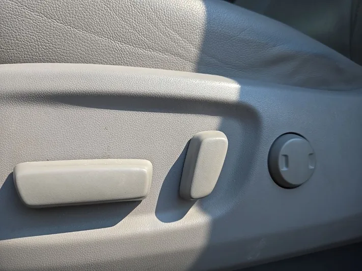 2017 Toyota Sienna - view 32