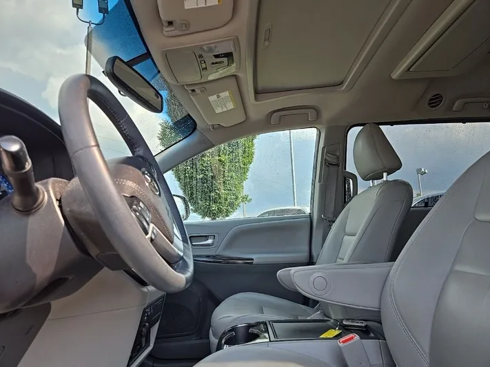 2017 Toyota Sienna - view 33