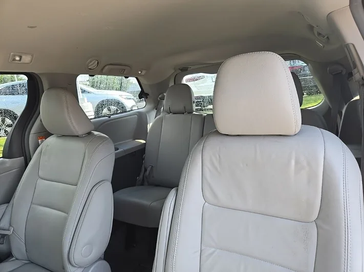 2017 Toyota Sienna - view 34