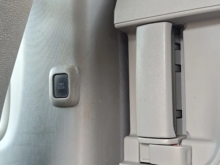 2017 Toyota Sienna - view 36
