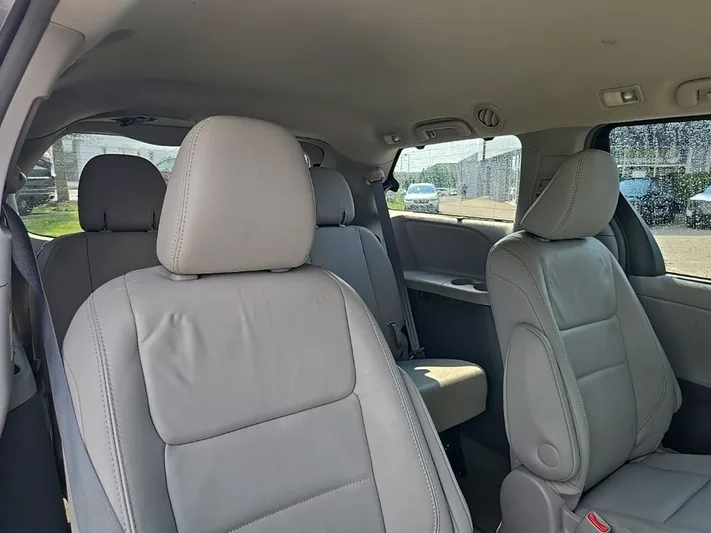 2017 Toyota Sienna - view 38